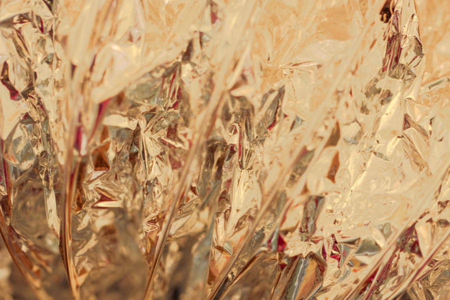 Foil Folds – Thumbnail of a shiny folded foil texture in light soft creamy golden tones